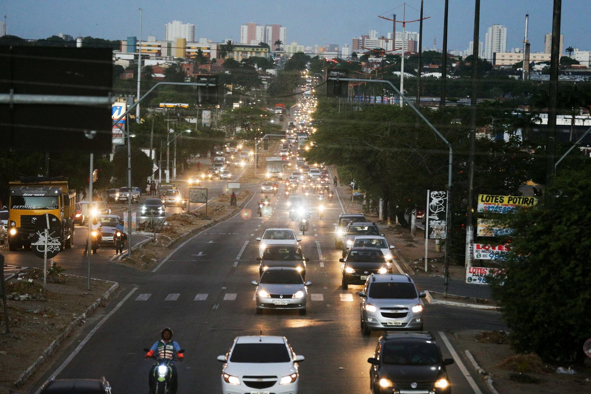 Trânsito intenso na BR-222 ao anoitecer.