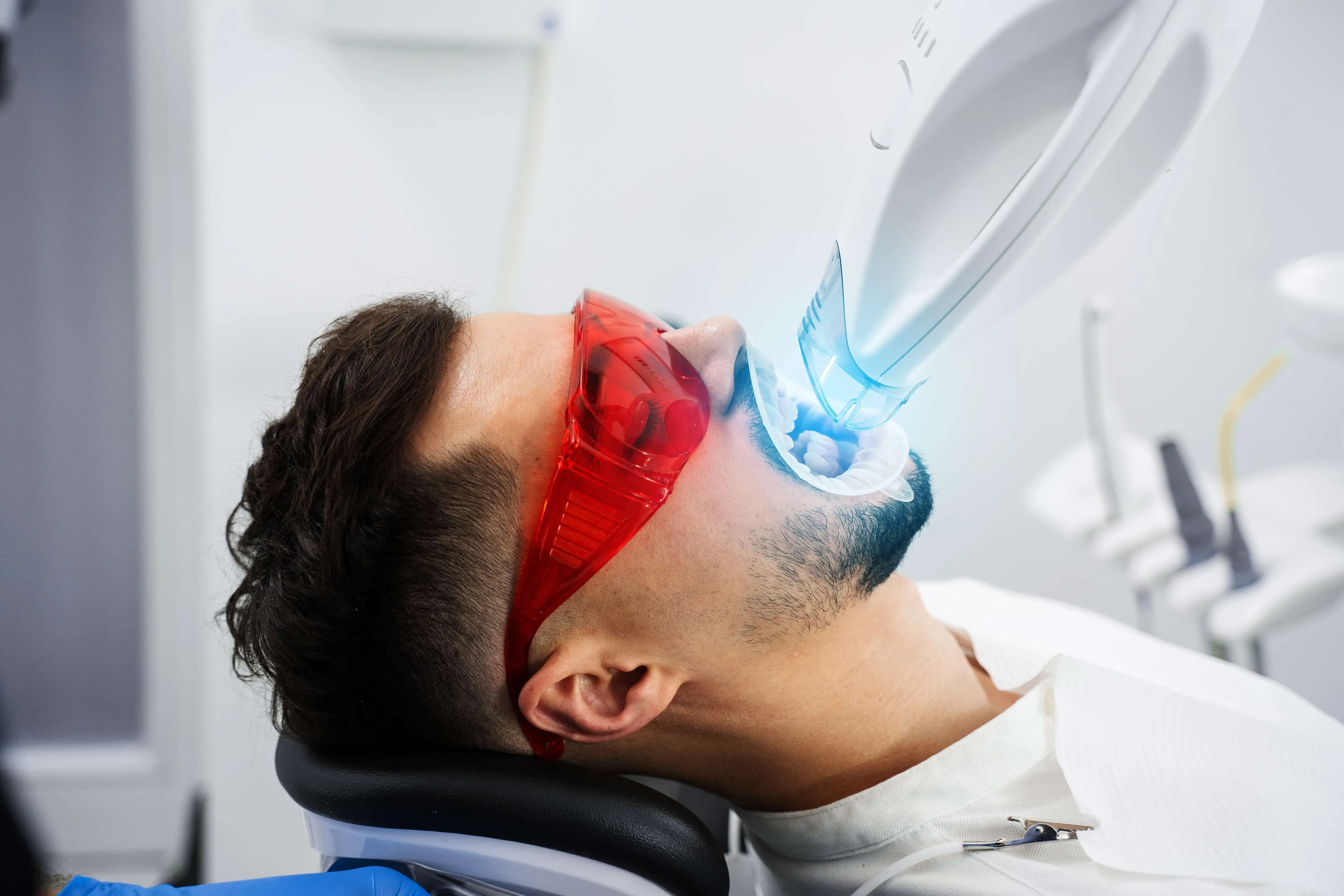 Alguns alimentos possuem ácidos que ajudam a corroer o esmalte dos dentes.