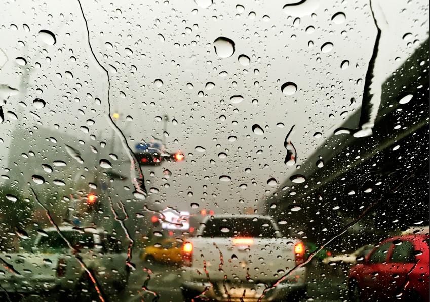 Imagem mostra ambiente de chuva por dentro do carro no trânsito