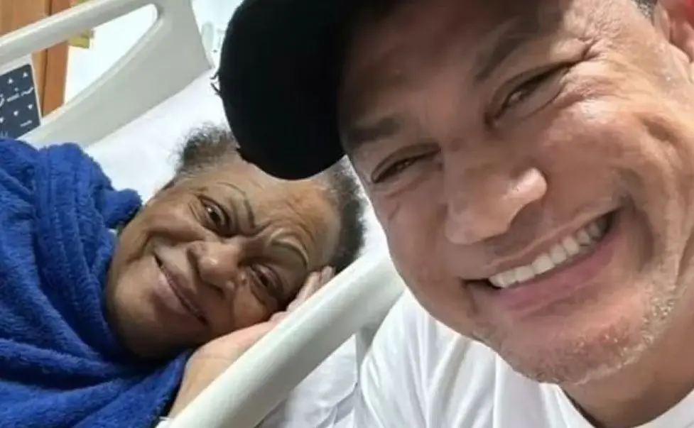 Popó lamentou a morte da mãe nas redes sociais. 