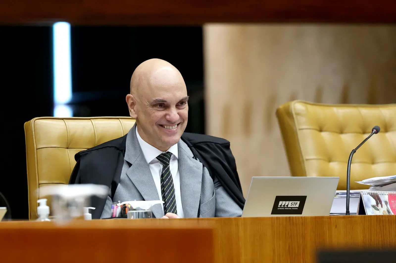 Foto de Alexandre de Moraes, ministro do STF, sorrindo.