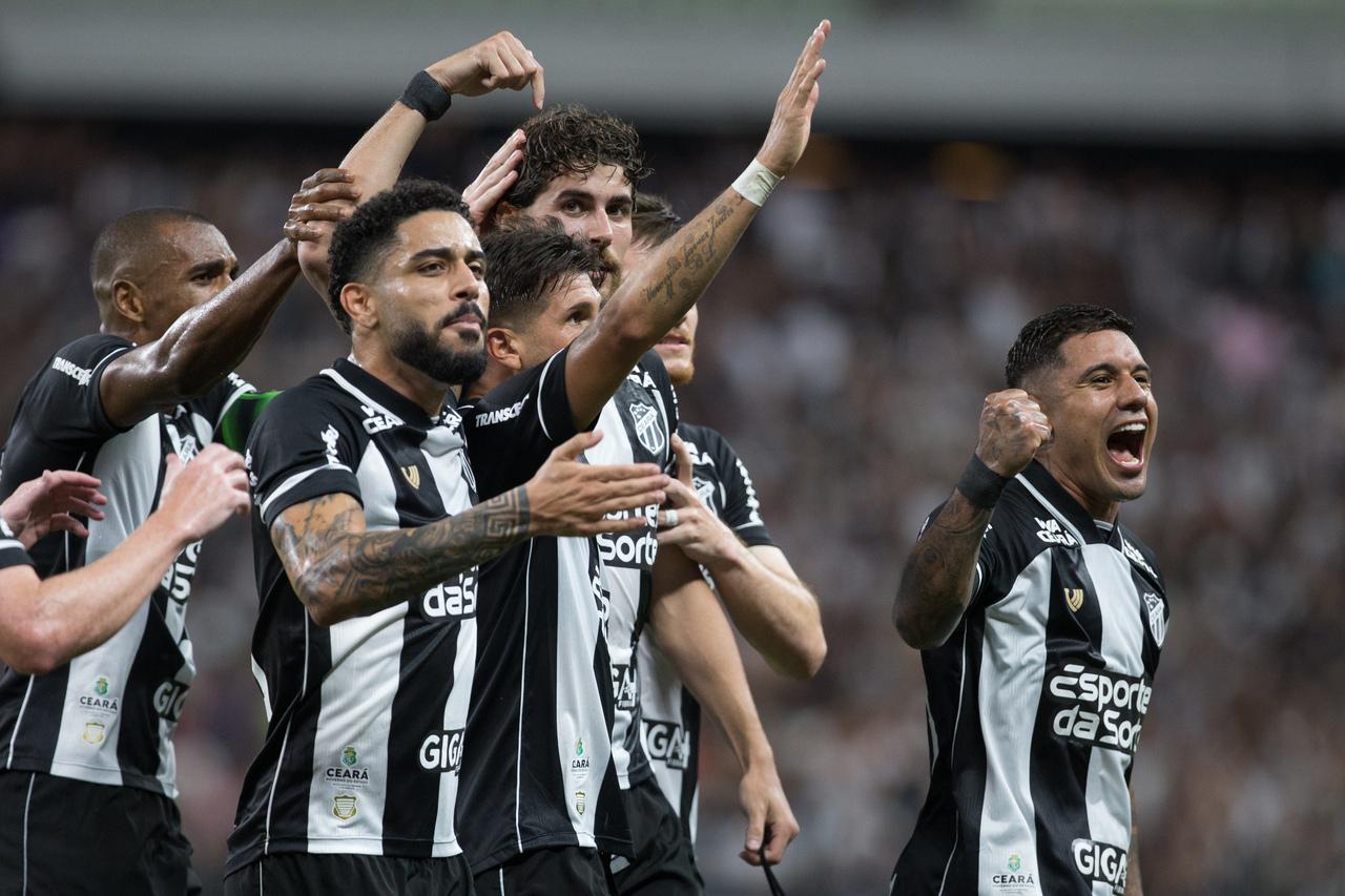 atletas do ceará comemoram gol