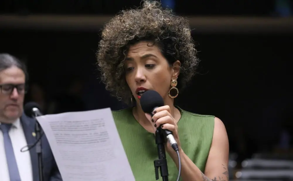 Talíria Petrone lê discurso no Plenário da Câmara dos Deputados.