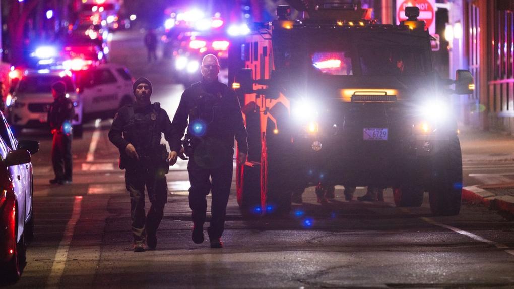 Policiais no local do tiroteio que deixou duas pessoas mortas e pelo menos oito feridas na Universidade Brown, em 13 de dezembro de 2025, em Providence, Rhode Island.