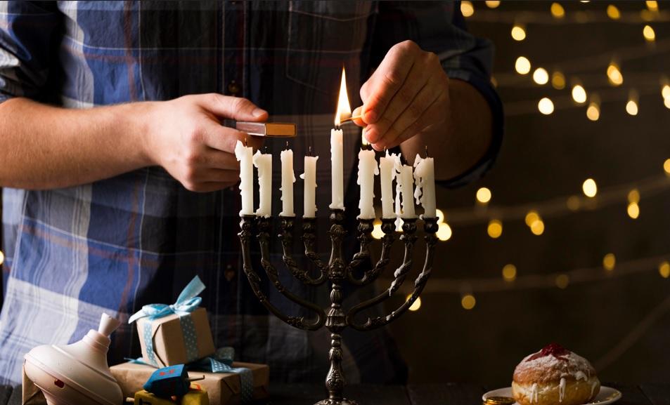 candelabro de nove pontas chamado de hanukkiah pelos judeus