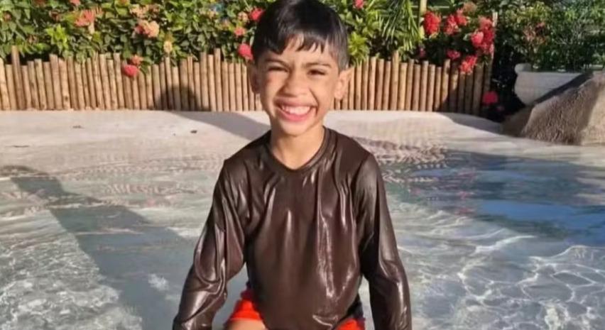 Menino Benício tinha 6 anos. Ele era magro e tinha o cabelo preto. Na foto, usa roupa de banho e está sorrindo.