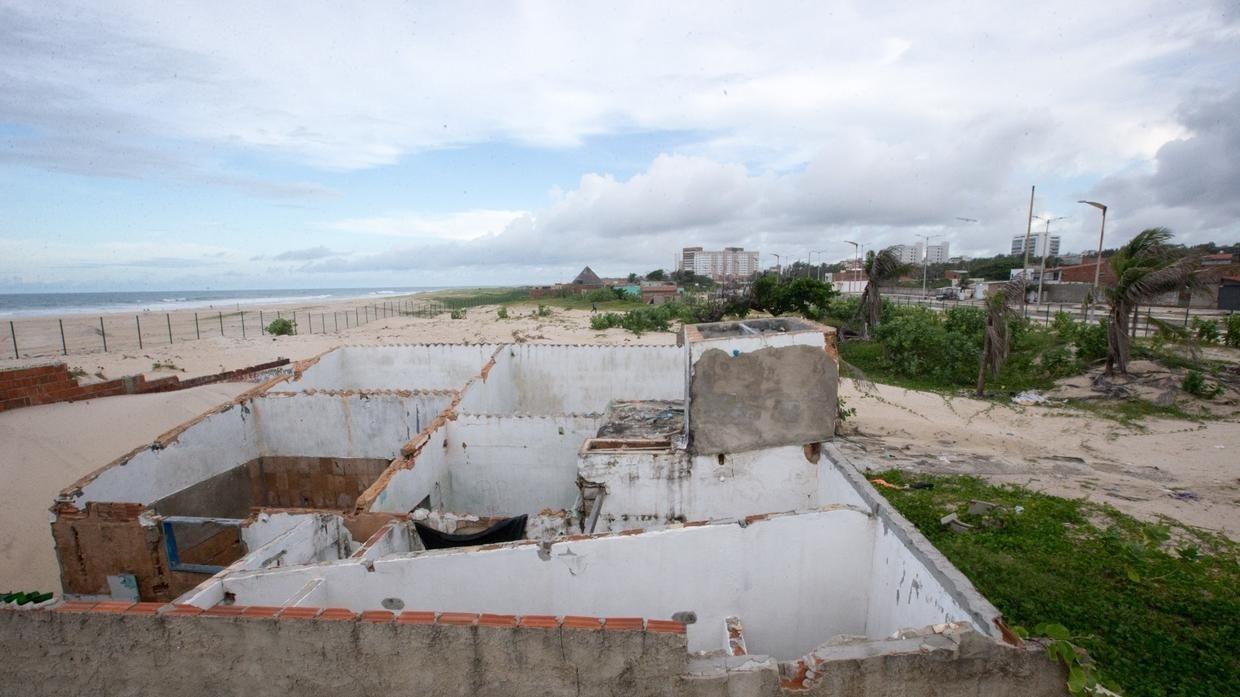 Obras paradas na usina de dessalinização da água do mar na Praia do Futuro.