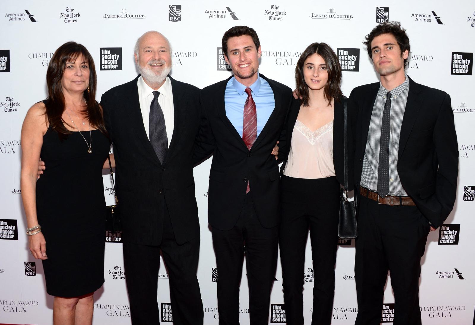 foto da família de Rob Reiner em tapete vermelho.