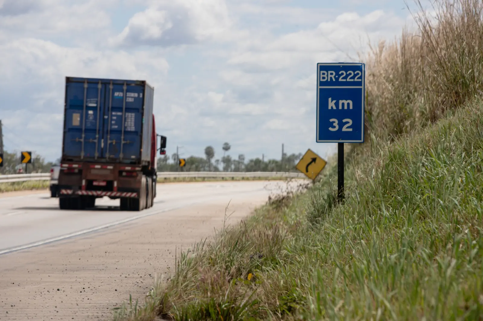 Foto que contém placa indicativa da BR-222.
