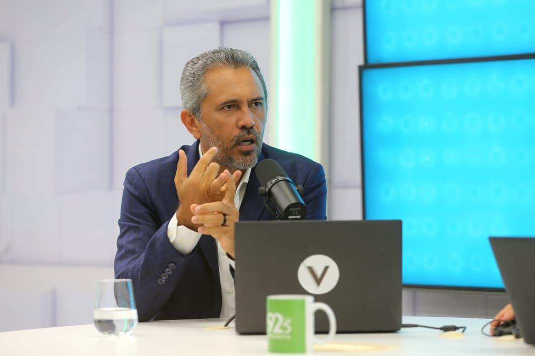 Foto que contém o governador do Ceará, Elmano de Freitas.