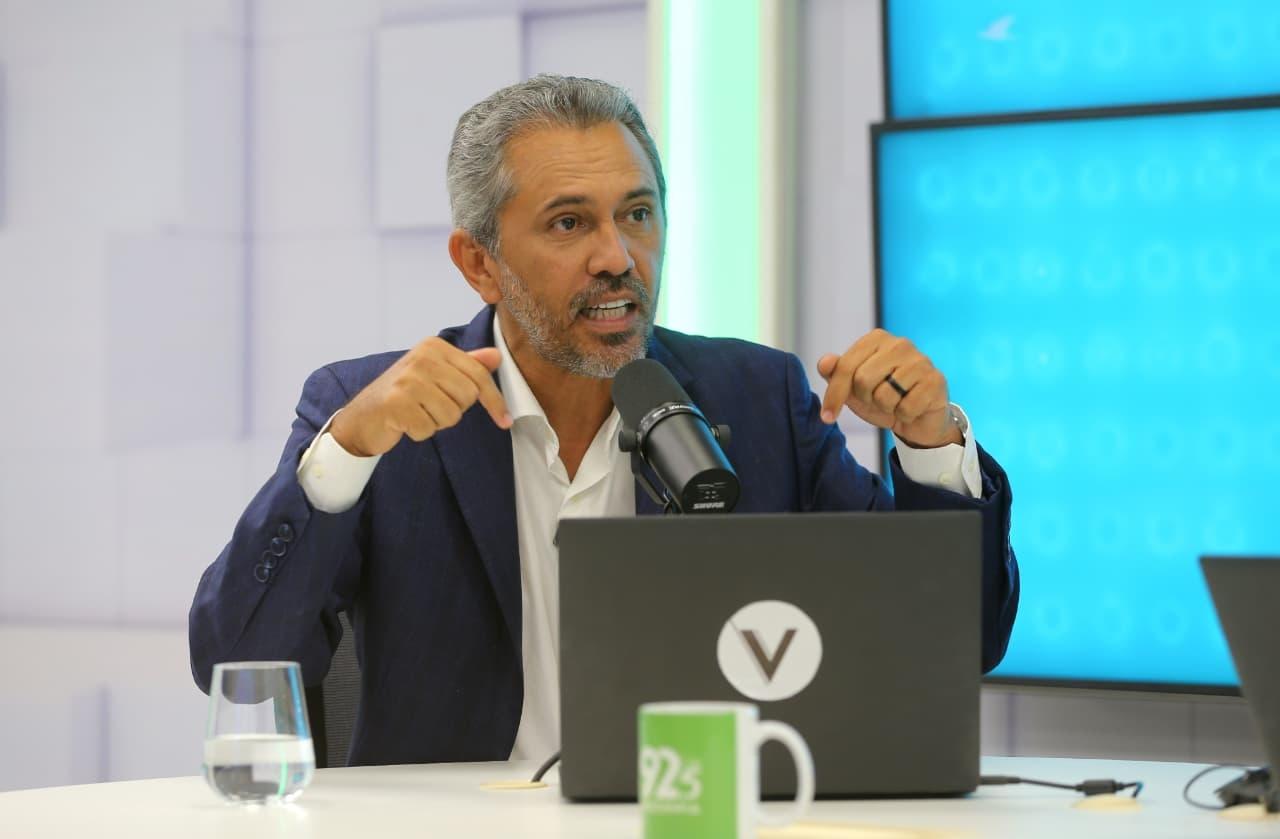 Governador do Ceará Elmano de Freitas em entrevista em estúdio de rádio.