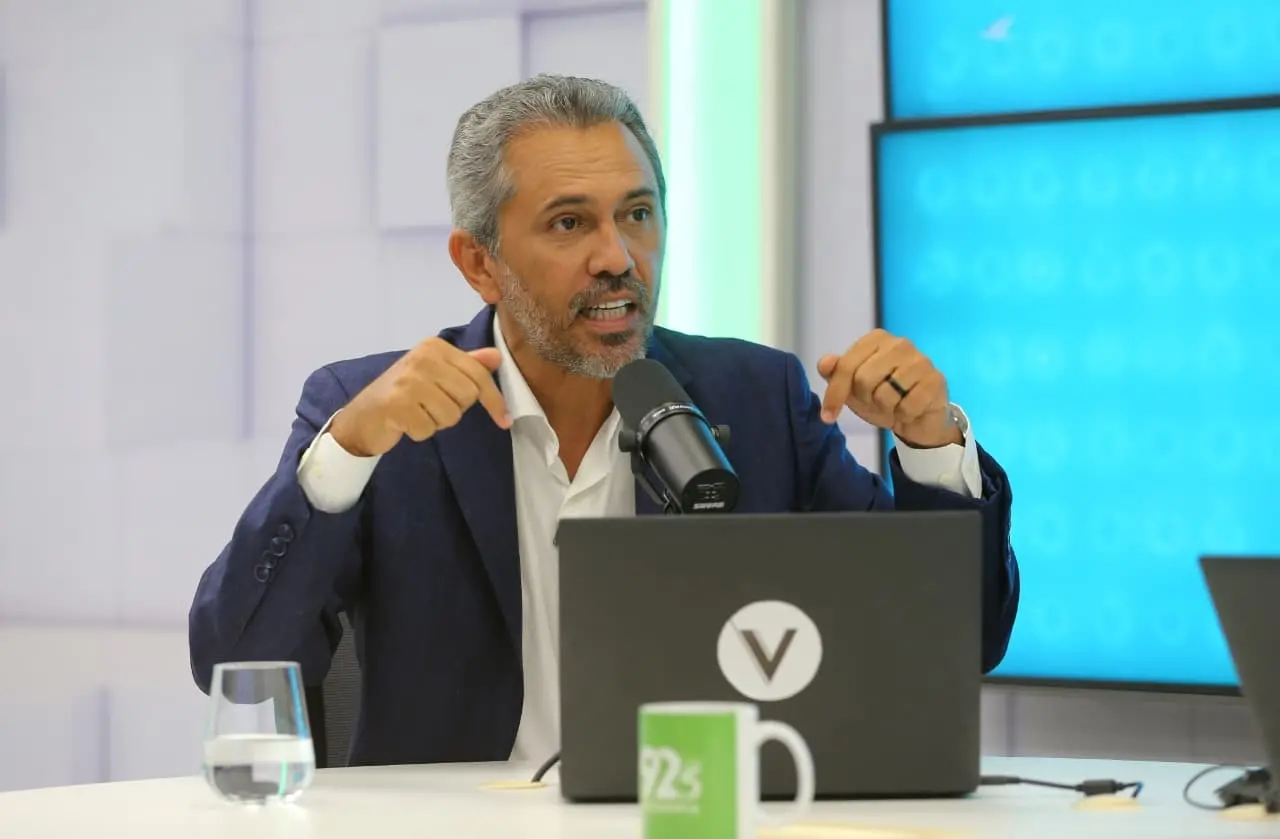 Governador do Ceará Elmano de Freitas em entrevista em estúdio de rádio.