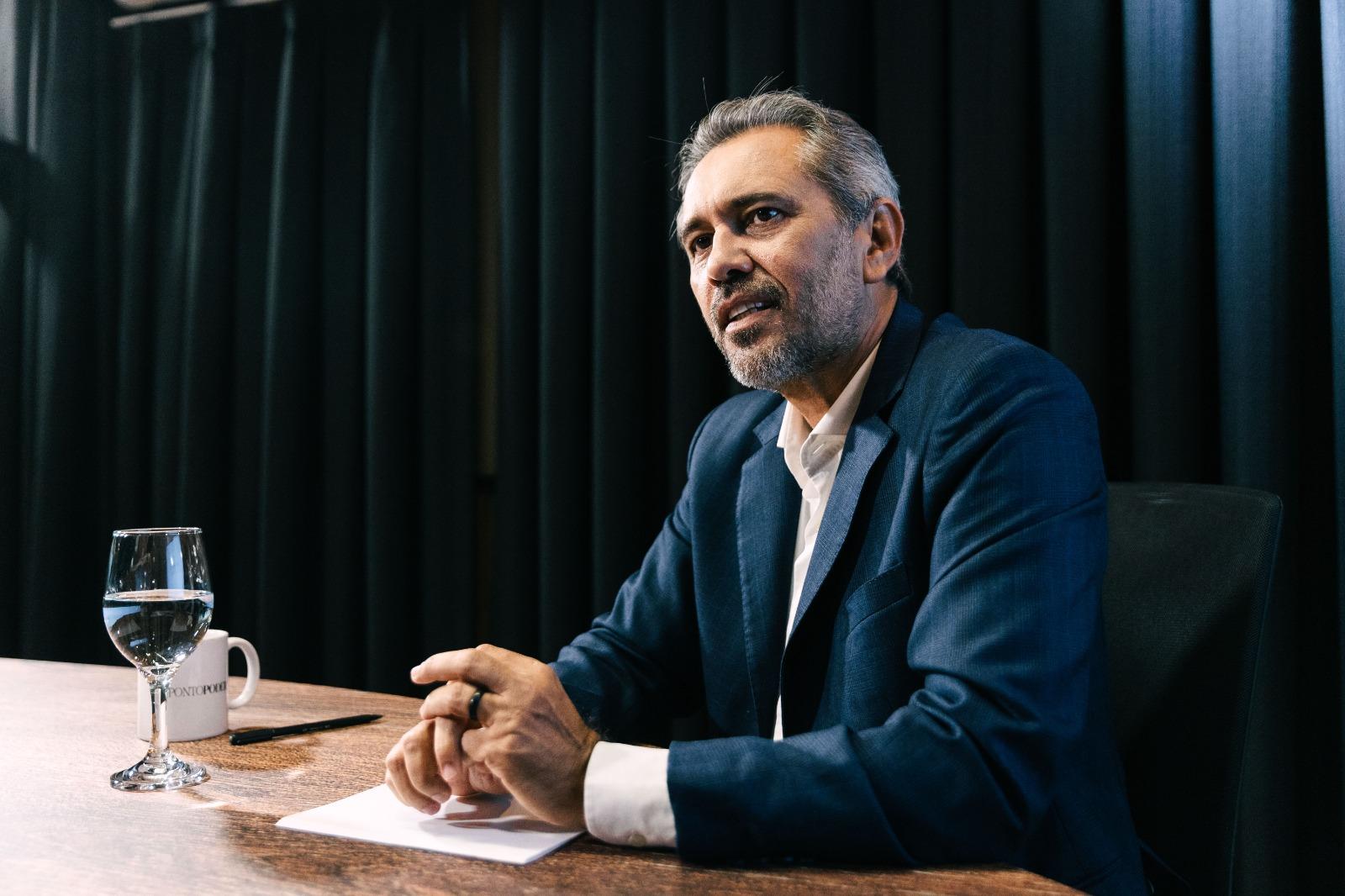 Foto de Elmano de Freitas, governador do Ceará, em entrevista ao PontoPoder, do Diário do Nordeste.