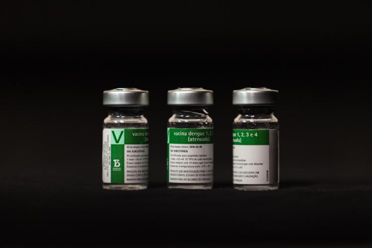 Imagem mostra três tubos de vacina contra a dengue produzida pelo Instituto Butantan.