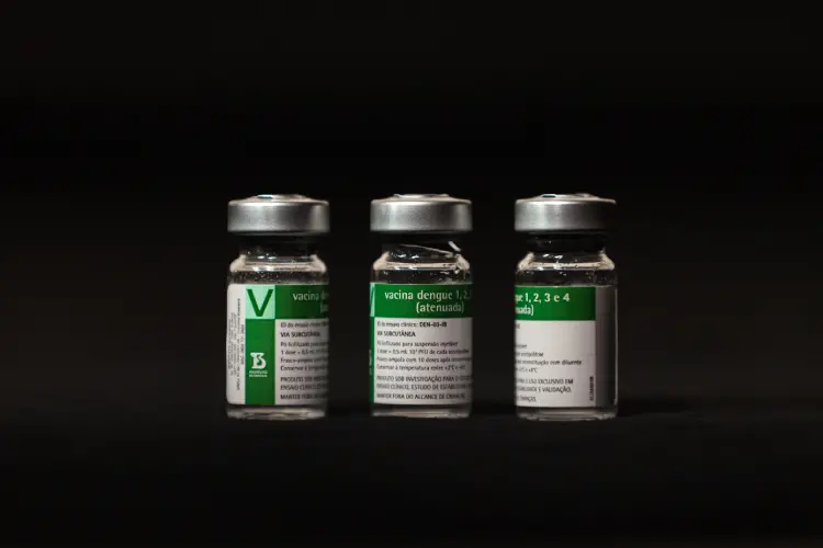Imagem mostra três tubos de vacina contra a dengue produzida pelo Instituto Butantan.