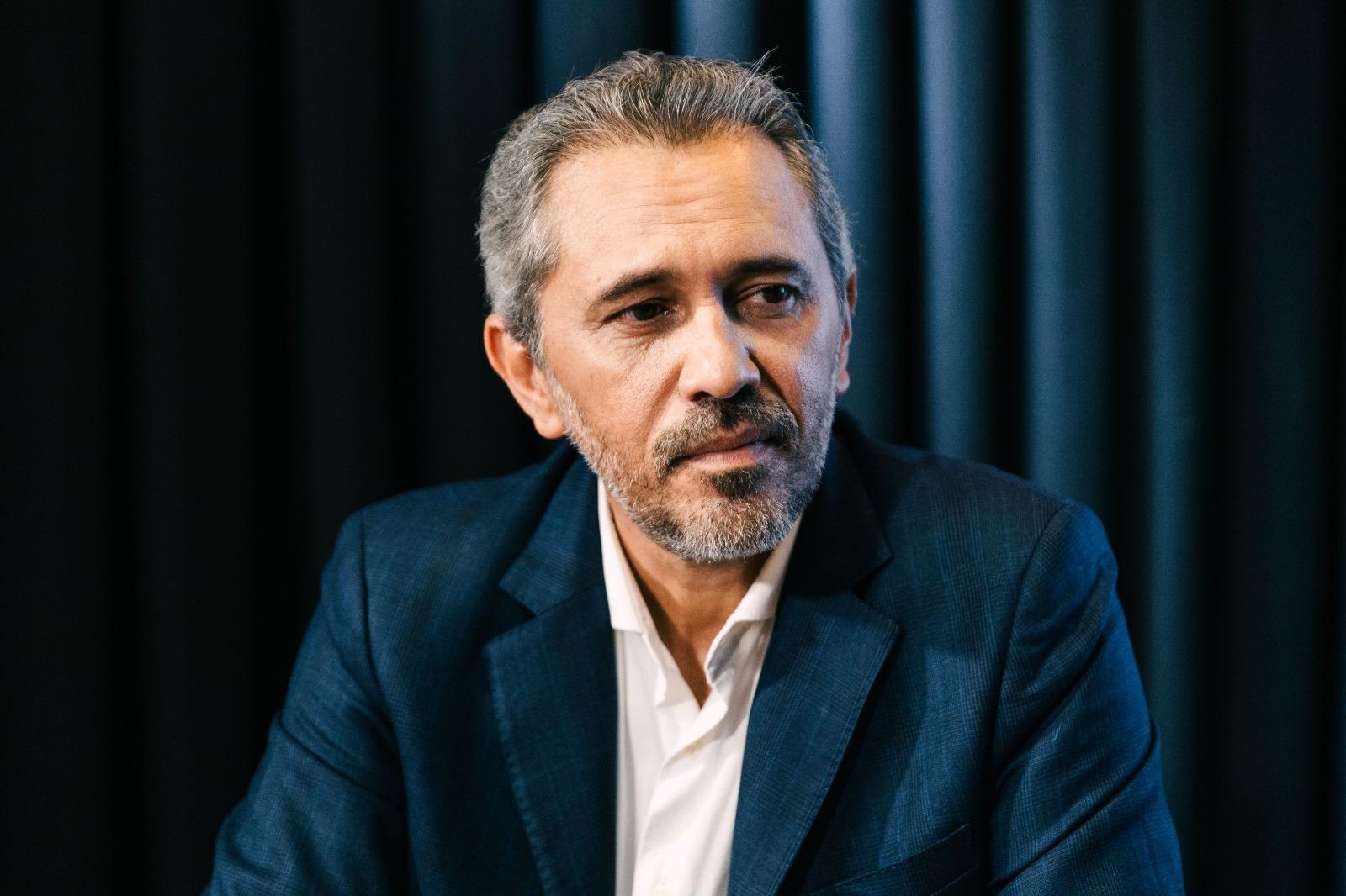 Foto do governador cearense Elmano de Freitas, no PontoPoder, do Diário do Nordeste.