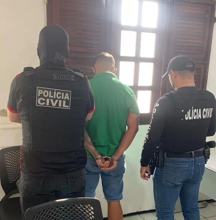 Sequestrador de vítima que pulou de carro em movimento preso ao lado de dois policiais civis.