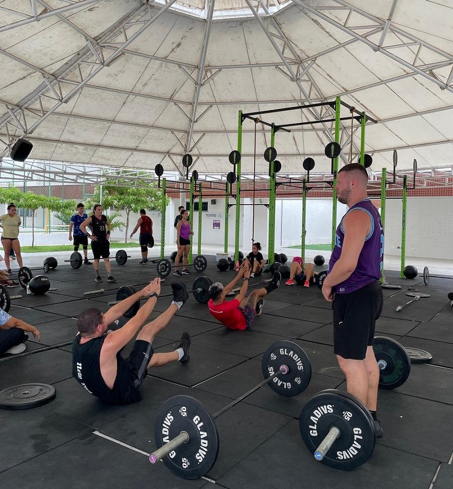 Aula de treinamento funcional no CUCA José Walter com alunos exercitando em área coberta.
