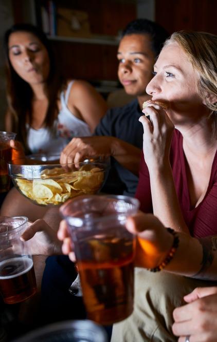 Amigos assistem filmes juntos.