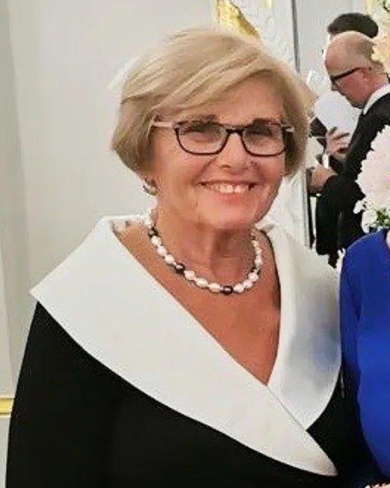 Marika Pogany de óculos posando para foto.