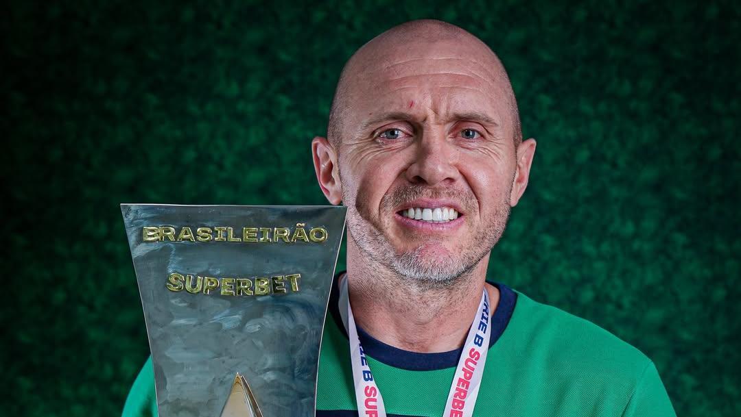 Mozart em foto segurando o troféu de campeão da Série B