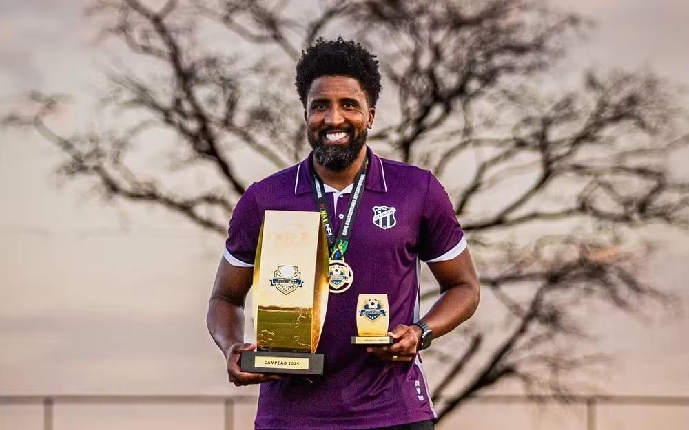 Bruno Cortez exibe troféus conquistados pelo Ceará
