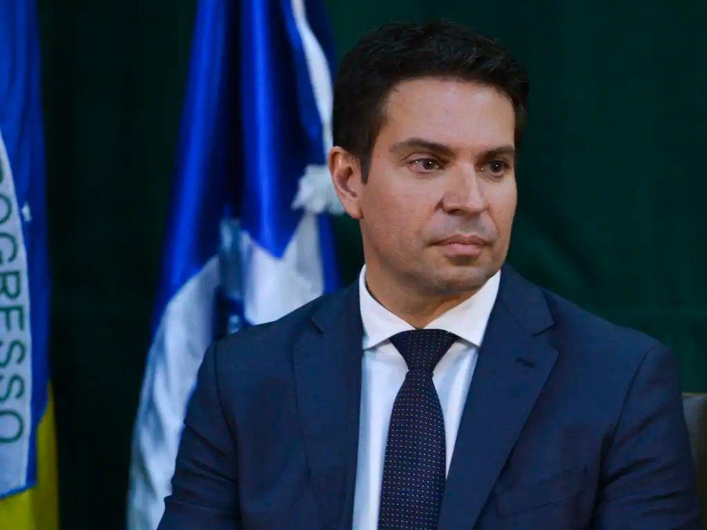 Alexandre Ramagem é um homem de meia-idade, branco e de cabelo preto curto. Na foto, usa terno azul, camisa social branca e gravata azul. Foto usada em matéria onde Alexandre de Moraes pede extradição dos EUA.