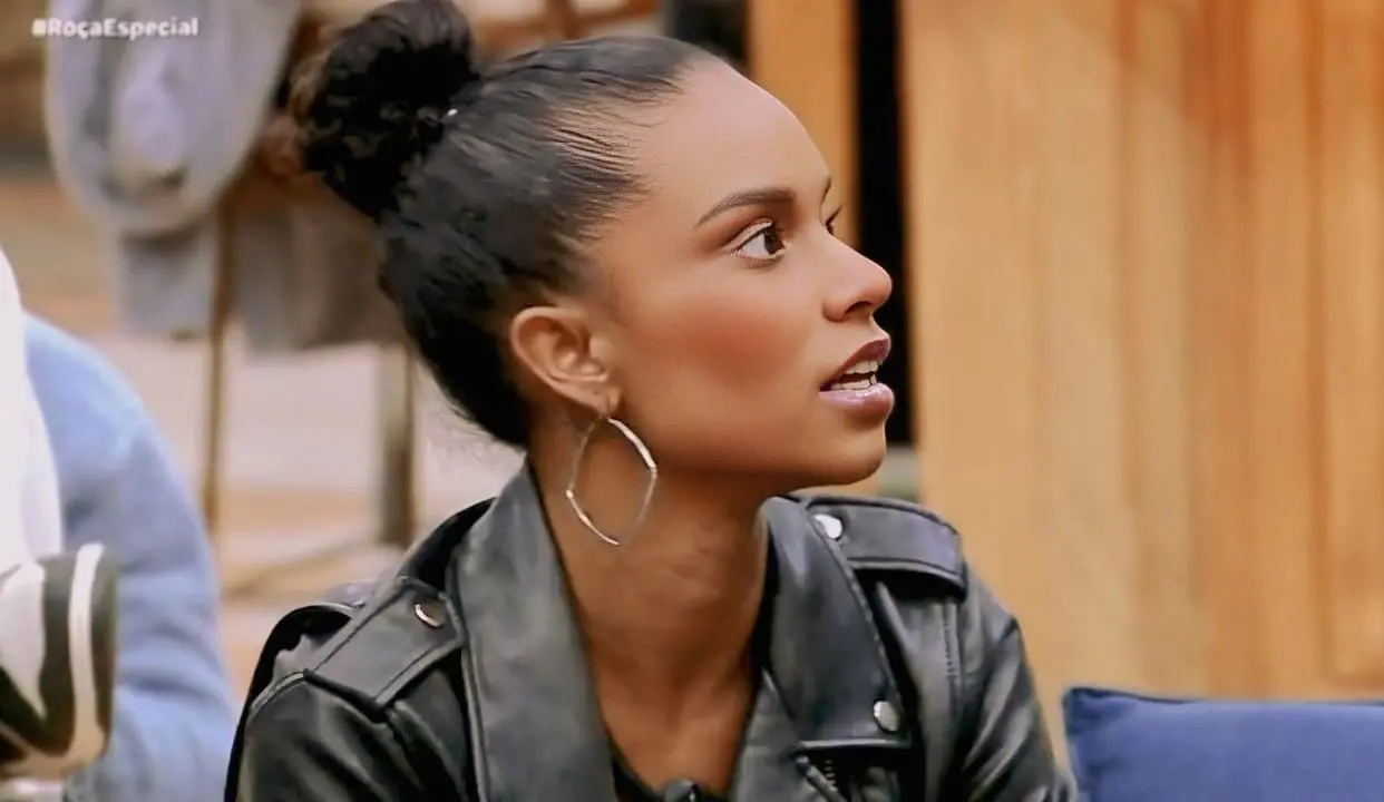 Imagem mostra Kathy Maravilha, participante do reality show a fazenda 17 que foi eliminada durante a roça especial.