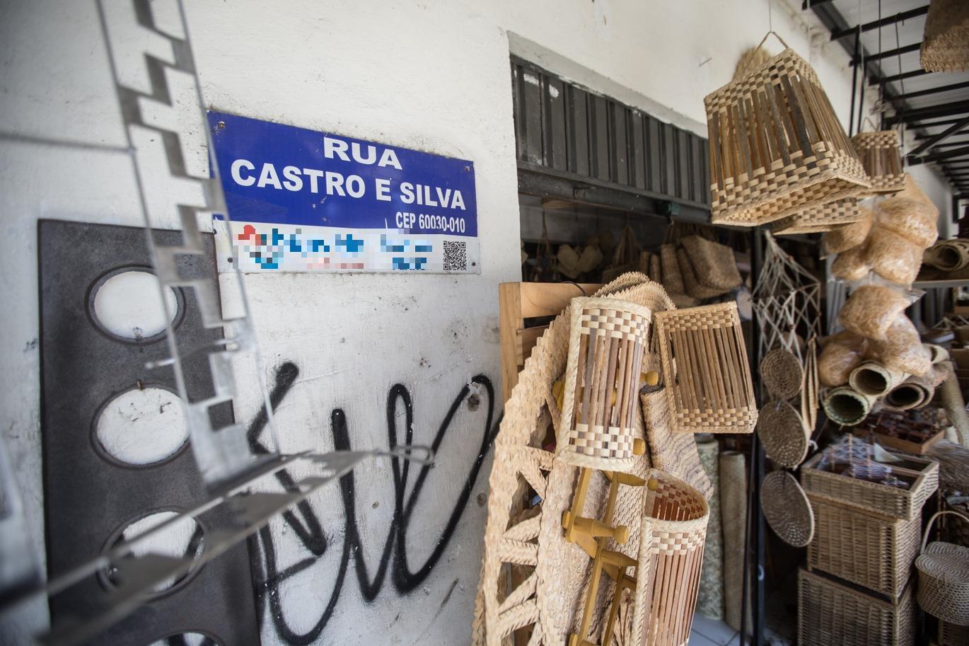 Foto que contém placa da rua Castro e Silva.
