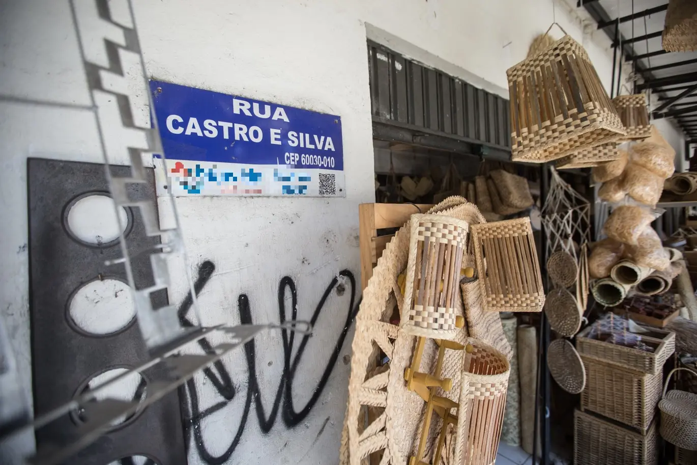 Foto que contém placa da rua Castro e Silva.