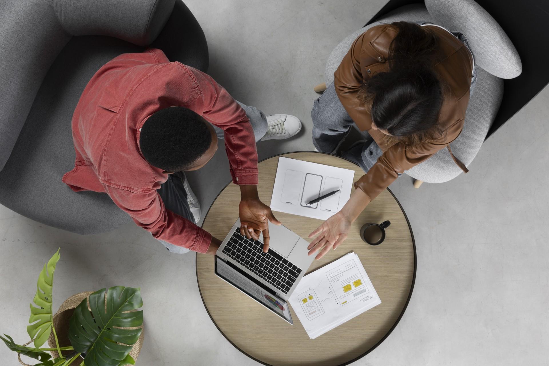 Imagem de pessoas trabalhando ilustra matéria sobre mutirão de emprego.