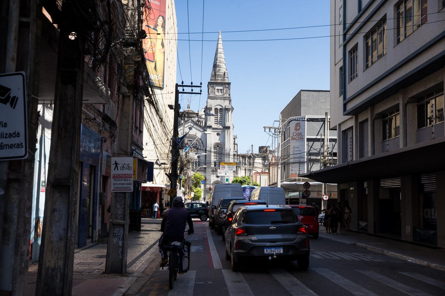 Foto que contém fluxo de carros na rua Castro e Silva com a Catedral ao fundo.