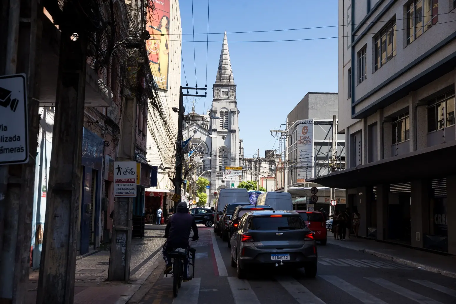 Foto que contém fluxo de carros na rua Castro e Silva com a Catedral ao fundo.