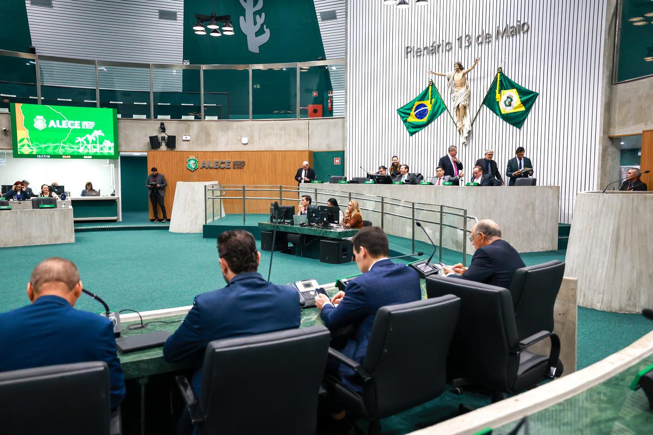 Deputados no Plenário da Alece durante votação de matérias.