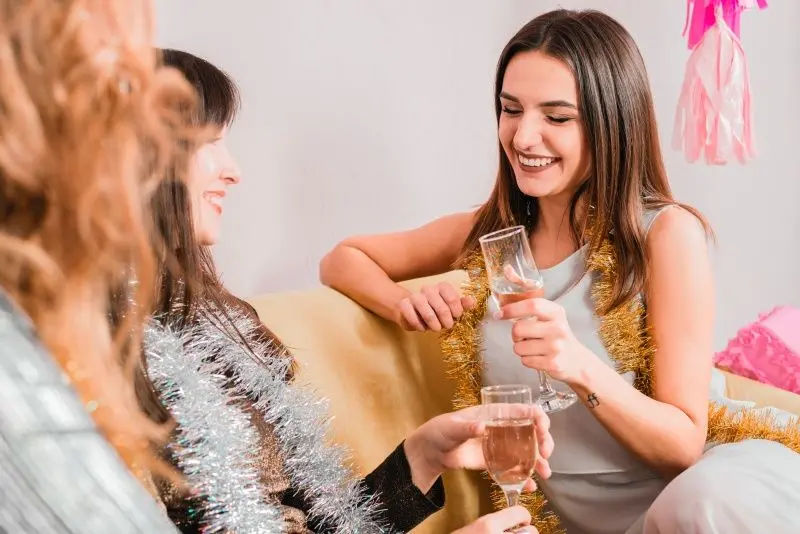 Para criar clima de festa sem grandes produções, pequenos elementos já resolvem, como guirlandas decorativas ou varais. 