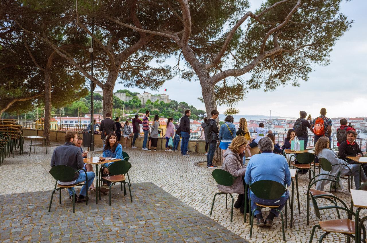 Incluir uma parada nos diversos miradores de Lisboa garante uma vista impressionante e boas fotos