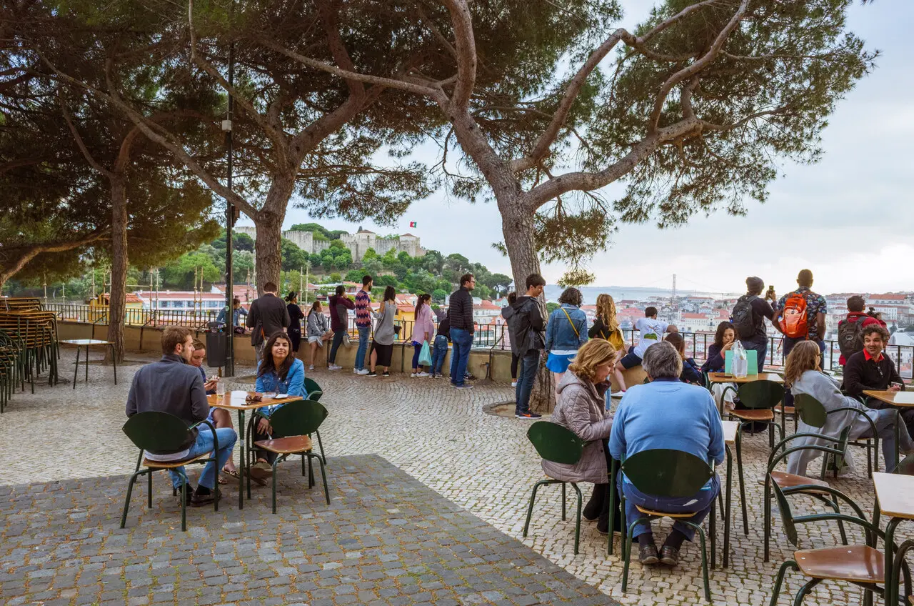 Incluir uma parada nos diversos miradores de Lisboa garante uma vista impressionante e boas fotos