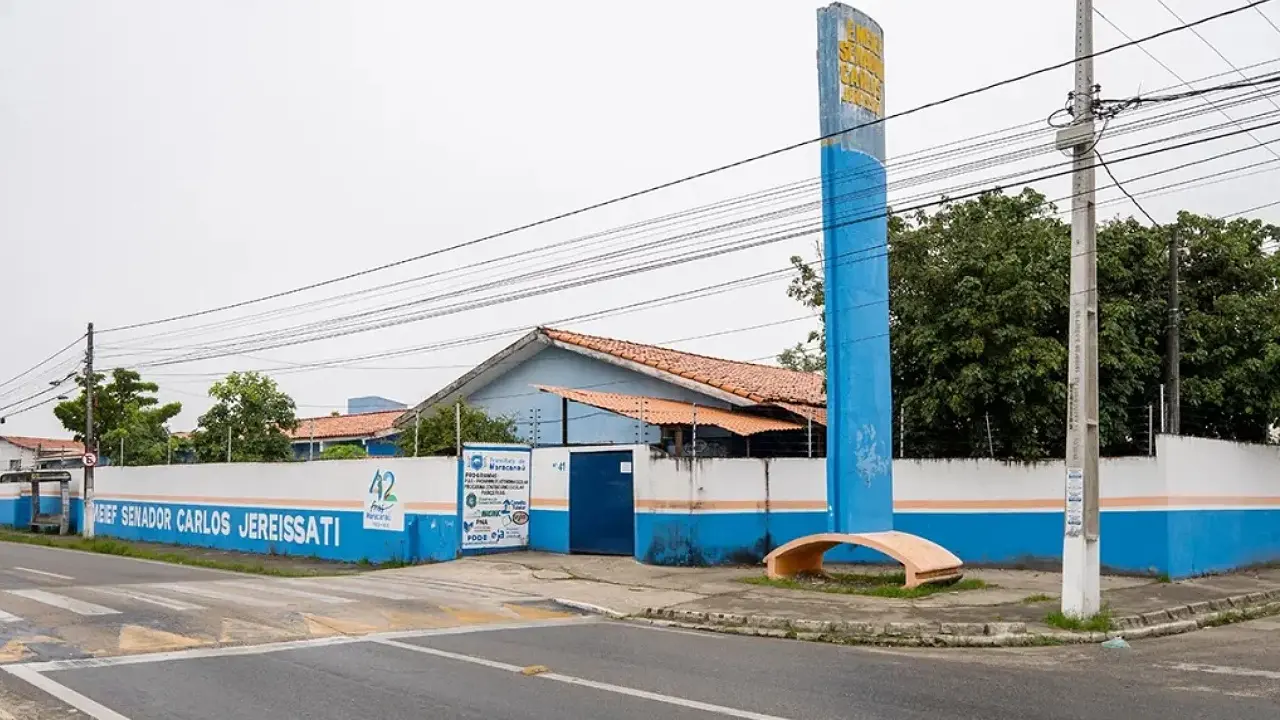 Fachada da Escola Senador Carlos Jereissati.
