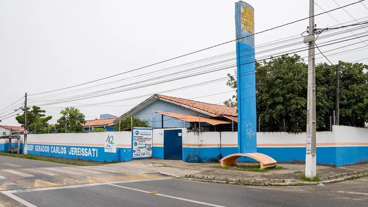 Fachada da Escola Senador Carlos Jereissati.