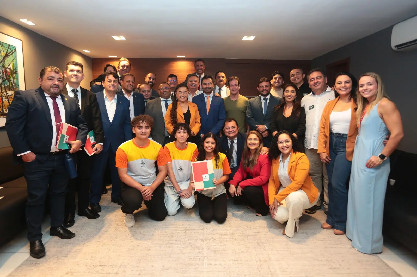 Foto de Idilvan Alencar com vereadores de Fortaleza, na Câmara Municipal.