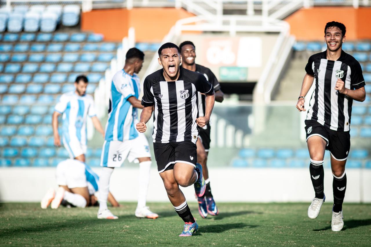atleta comemora gol pelo Ceará