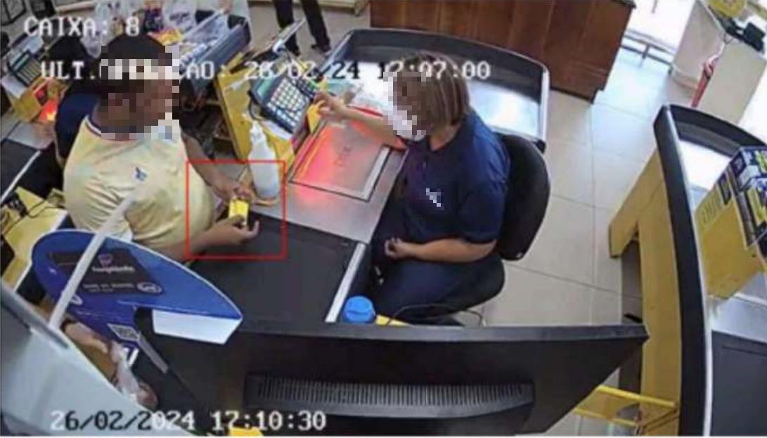 A imagem mostra um homem realizando uma compra em um caixa de um supermercado, utilizando um cartão de cor amarela, do programa social Ceará Sem Fome.