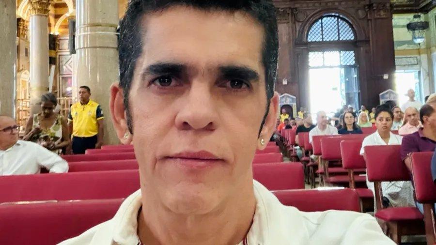 Antônio Doido dentro de uma igreja.