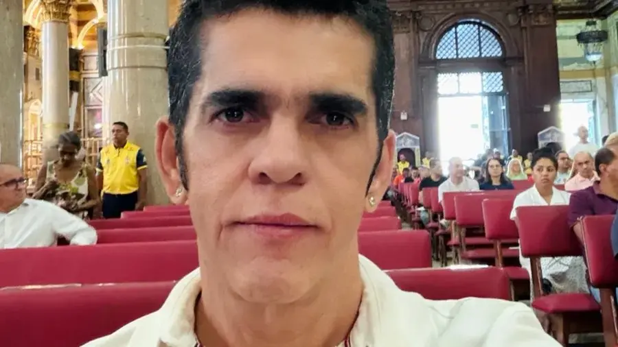 Antônio Doido dentro de uma igreja.