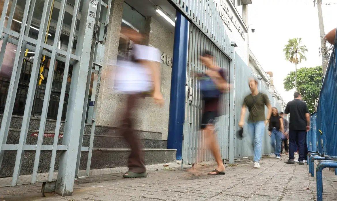 Imagem mostra estudantes entrando em um local de provas.