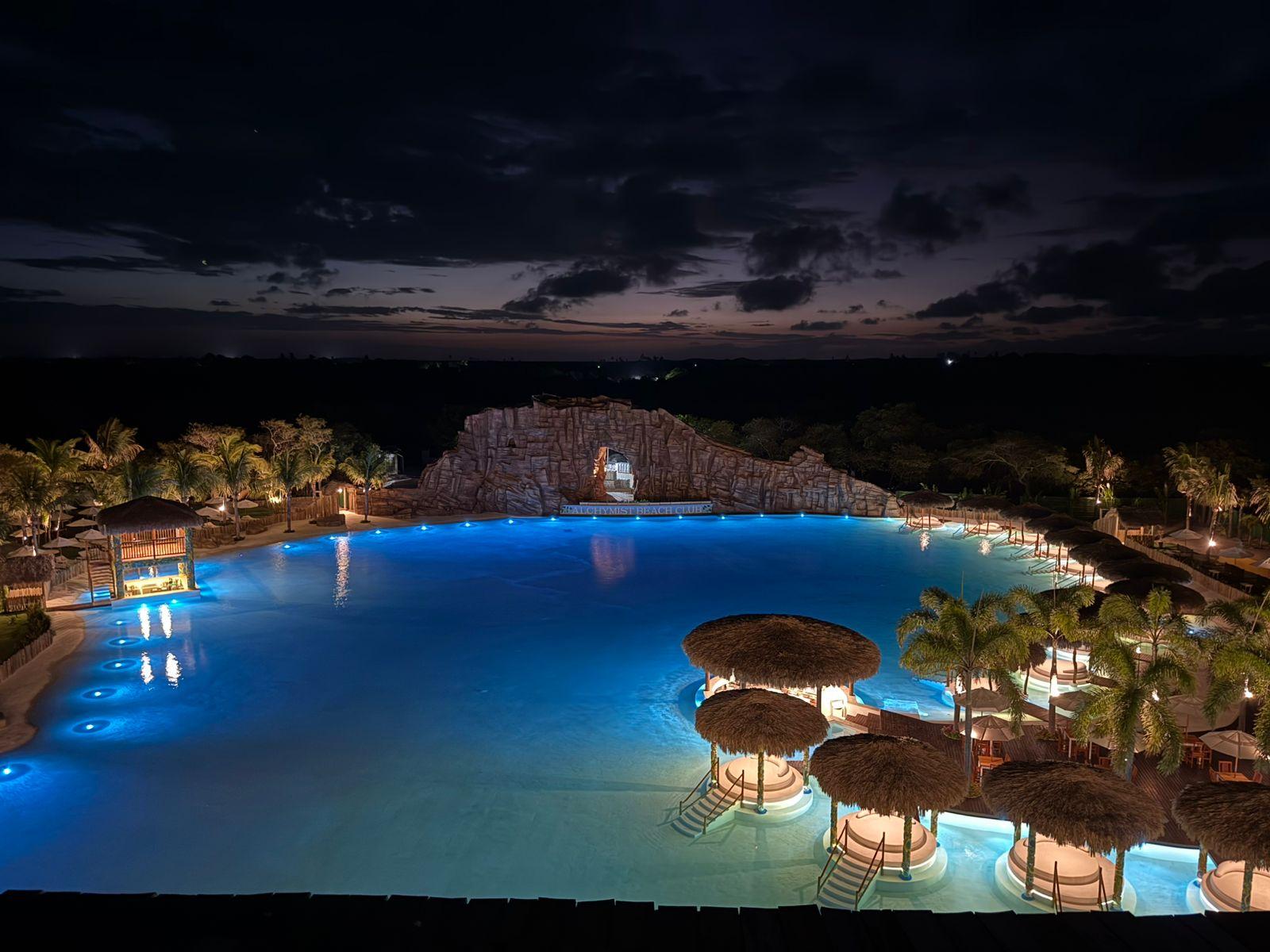 Foto que contém a Alchymist Blue Lagoon.