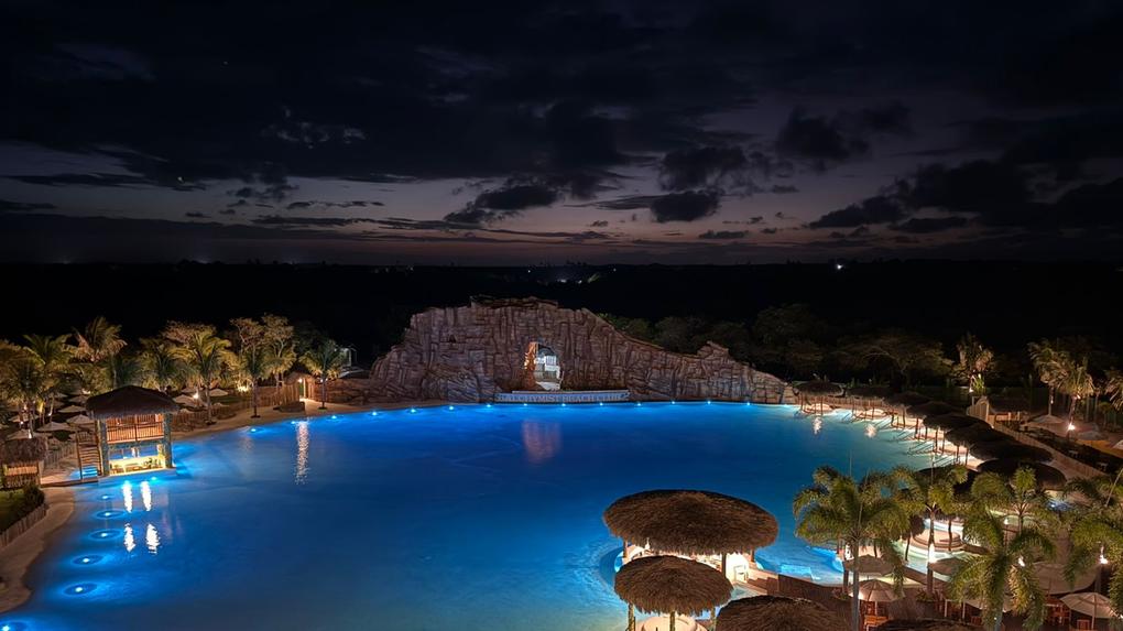 Foto que contém a Alchymist Blue Lagoon.