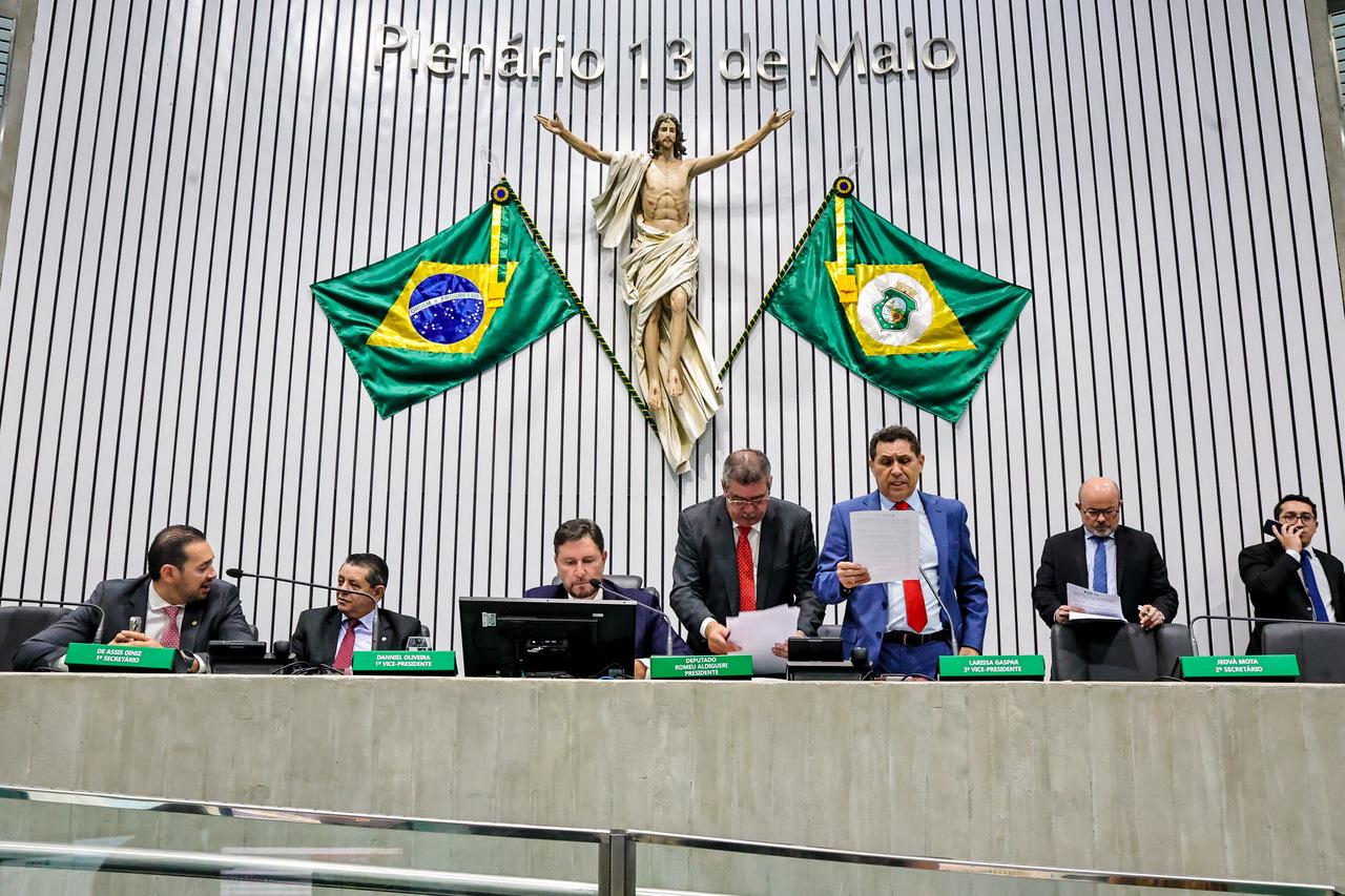 Deputados durante votação no Plenário 13 de Maio da Alece nesta terça-feira (16).