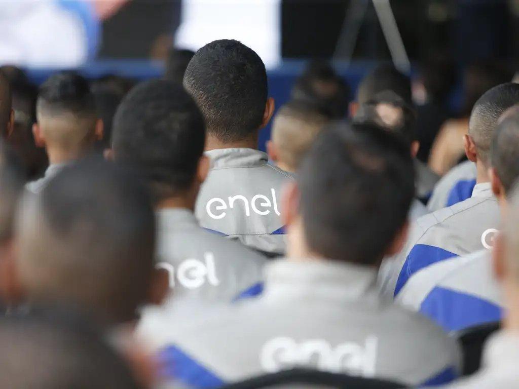 Funcionários da Enel de costas.