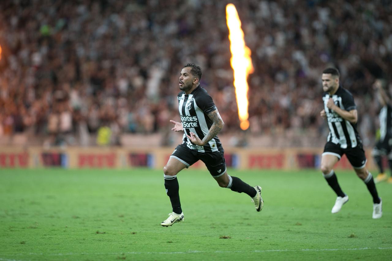 Lourenço comemora gol contra o Guarani